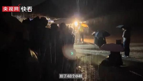 After earning 108 yuan a day and working as an extra actor for a year, he decided to leave Hengdian.