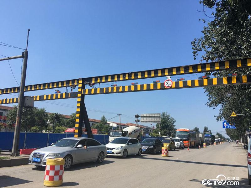 3-meter height limit pole set in Gaocheng section of Shijiazhuang, National Highway 307