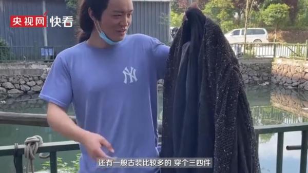 After earning 108 yuan a day and working as an extra actor for a year, he decided to leave Hengdian.